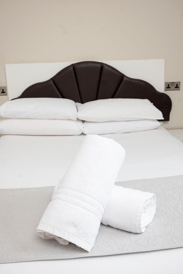 The R Inn Hotel Desborough Extérieur photo