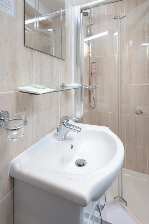 The R Inn Hotel Desborough Extérieur photo